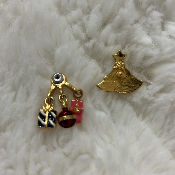 Traditional Christmas 3D Post Earrings - Picture 2 of 4